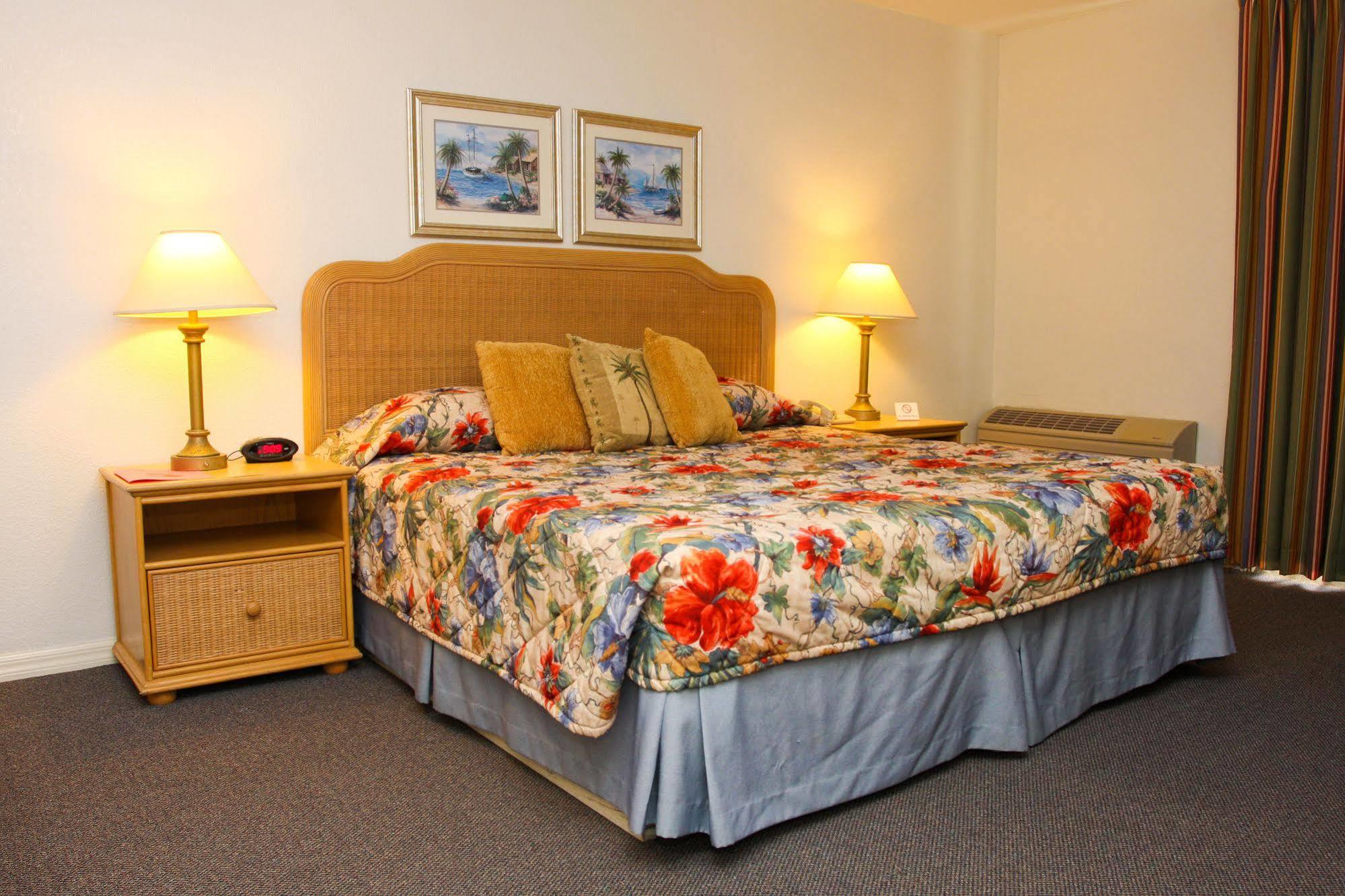 Castaways Resort And Suites Фрийпорт Екстериор снимка